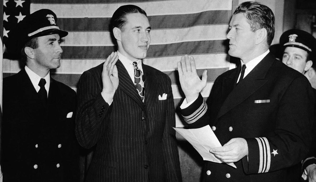 bob-feller-enlisting.jpg