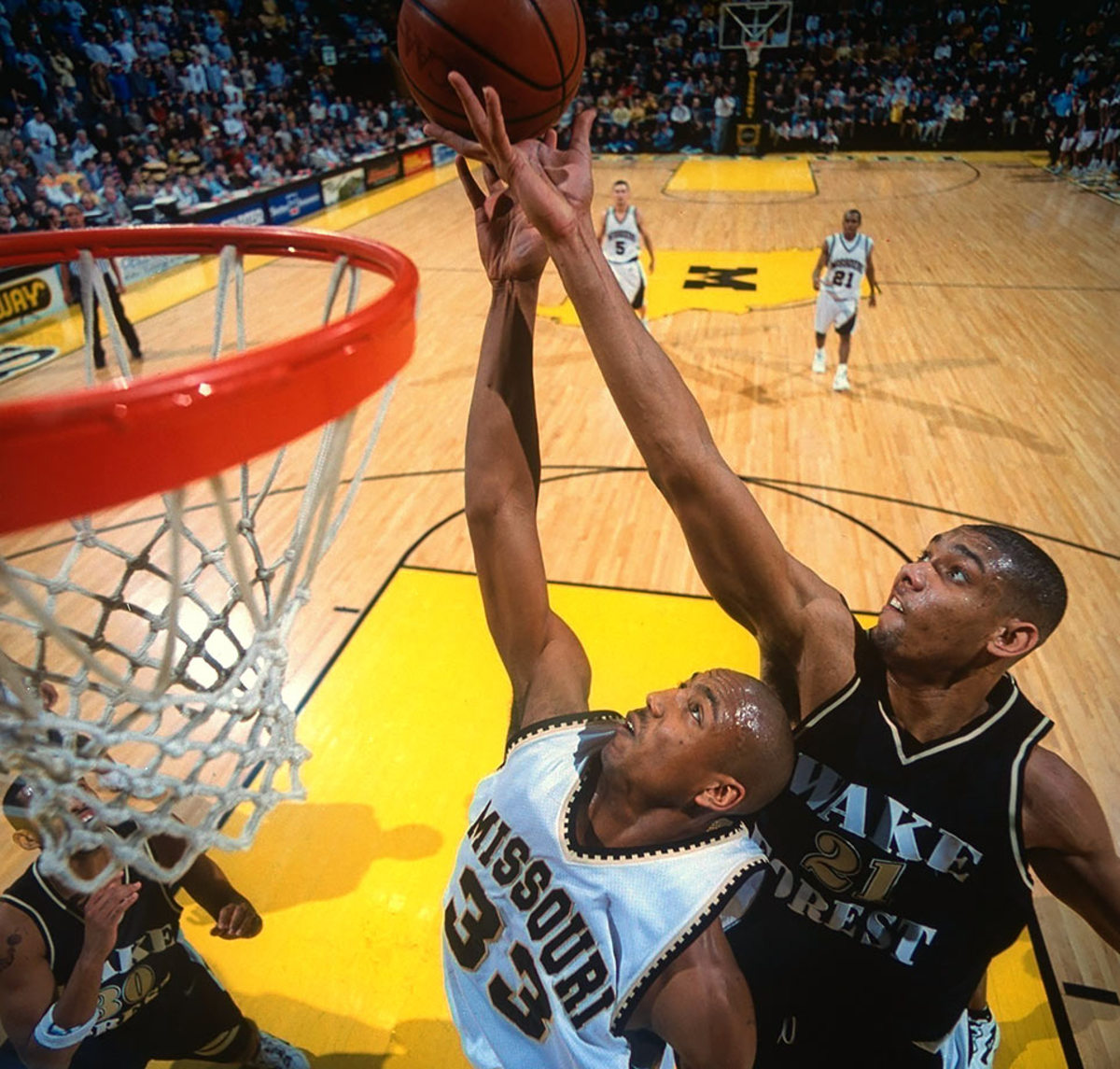 1997-0209-Tim-Duncan-Kelly-Thames-05561162.jpg