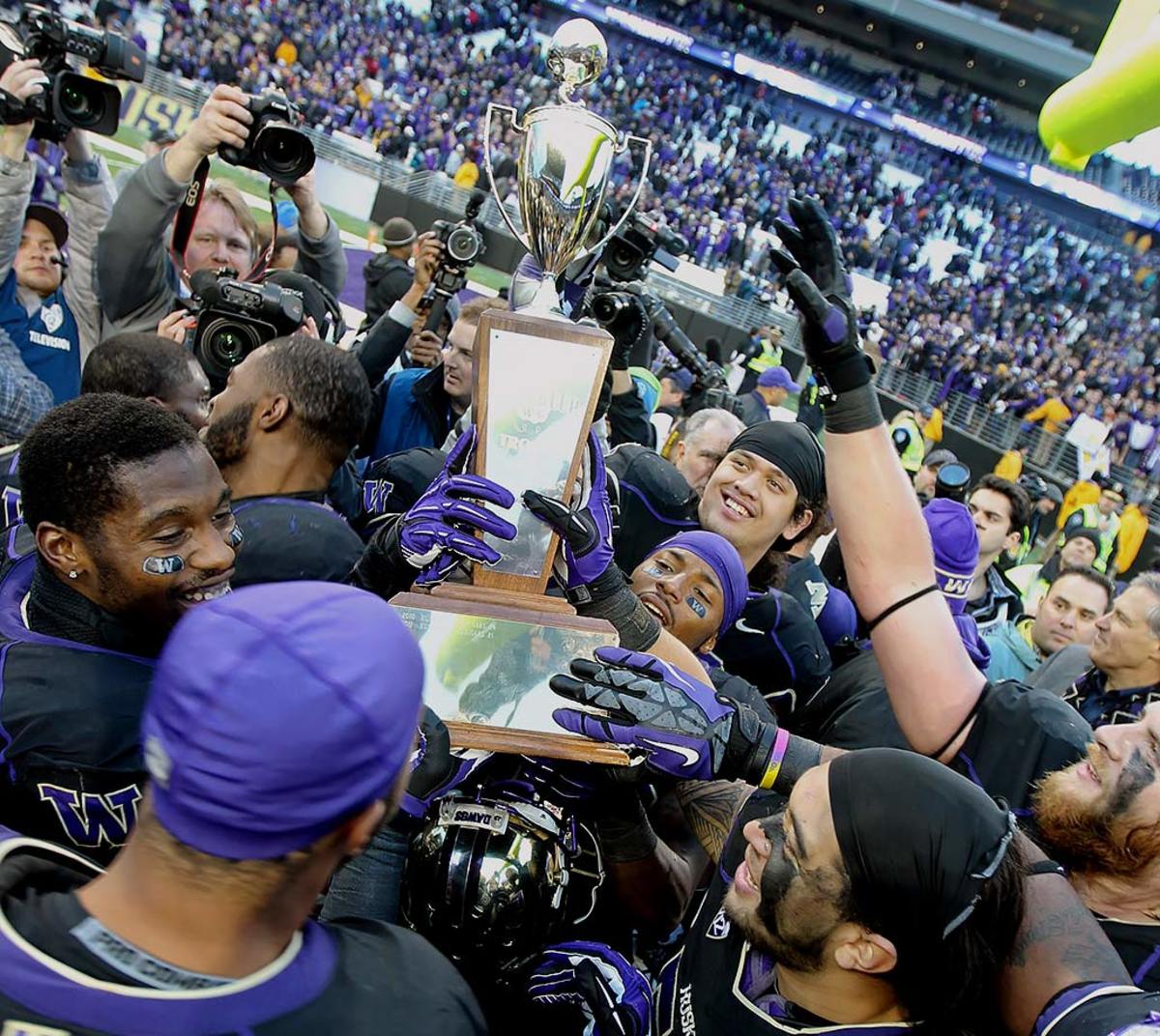 Apple-Cup-trophy-Washington-Washington-State-Psalm-Wooching.jpg