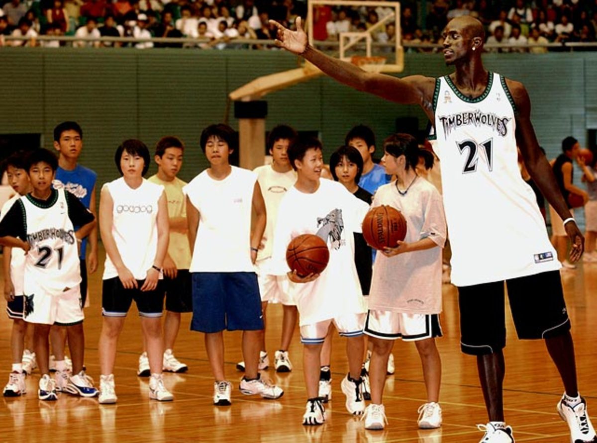 Kevin Garnett and Japanese students