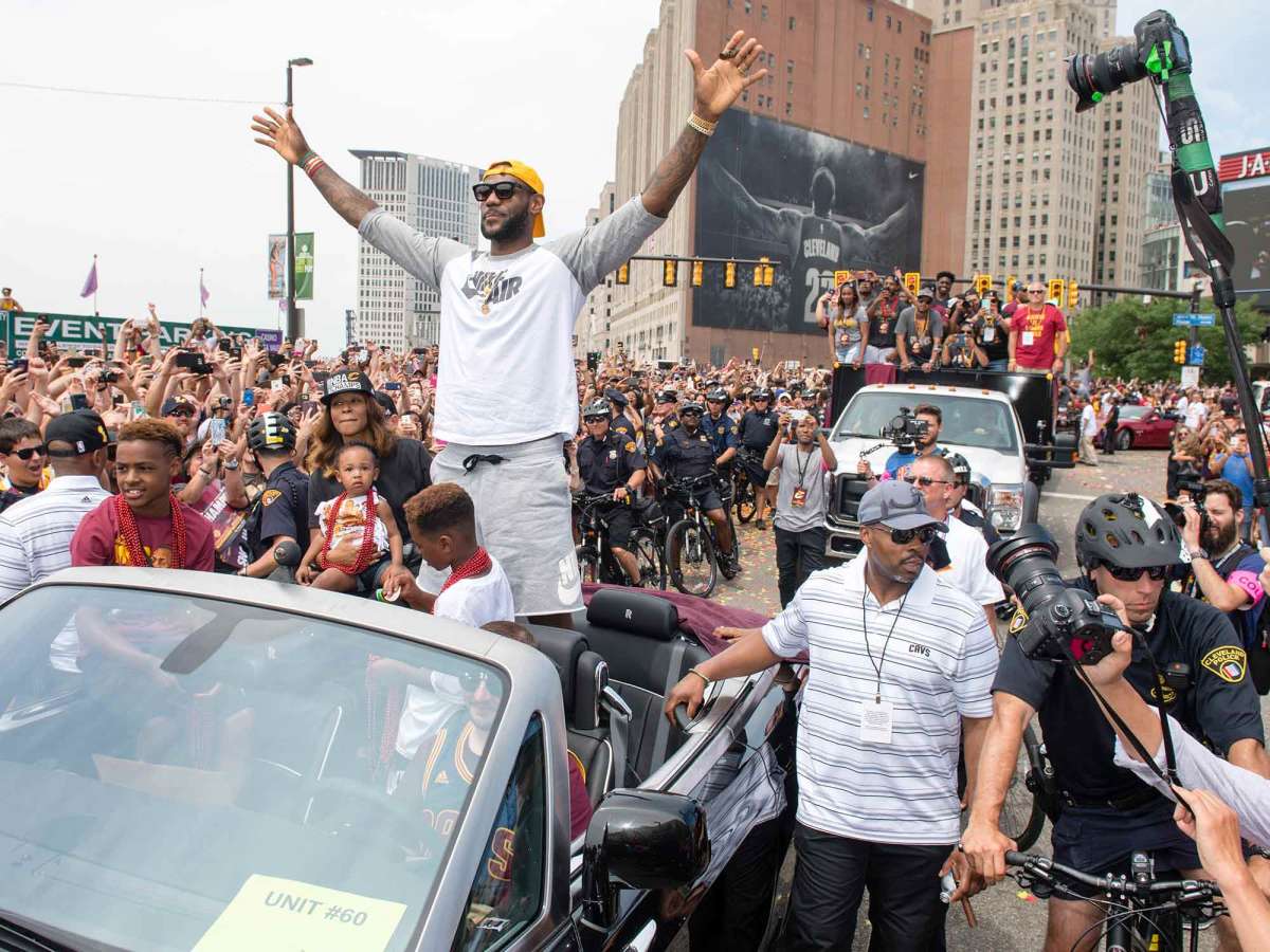 lebron-cleveland-parade.jpg