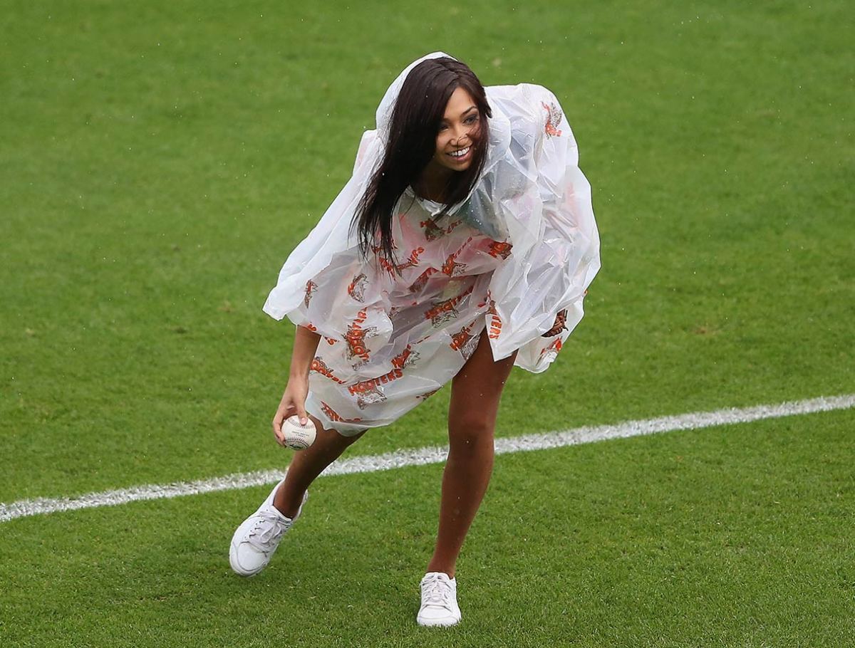 Philadelphia-Phillies-Ballgirl-GettyImages-518034834.jpg