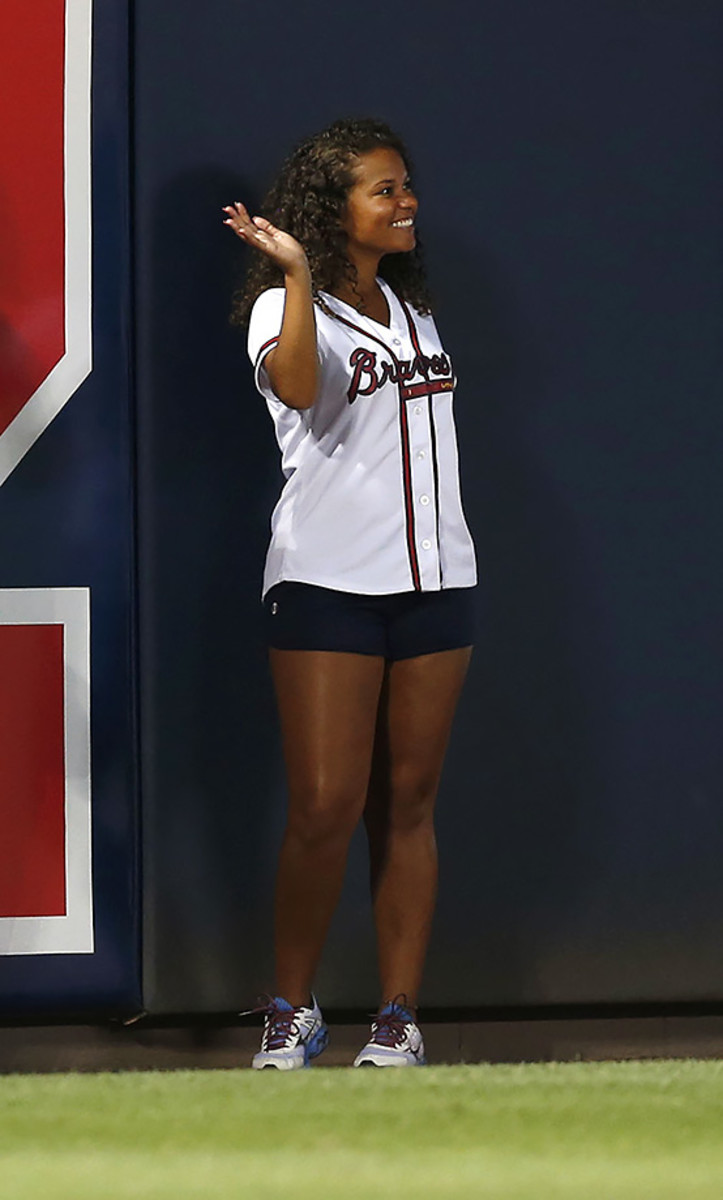 Atlanta-Braves-Tomahawk-Team-GettyImages-541729482.jpg