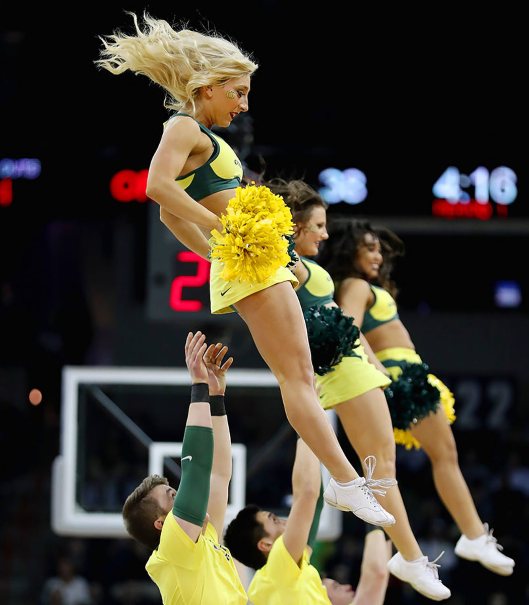 Oregon-cheerleaders-516413394.jpg