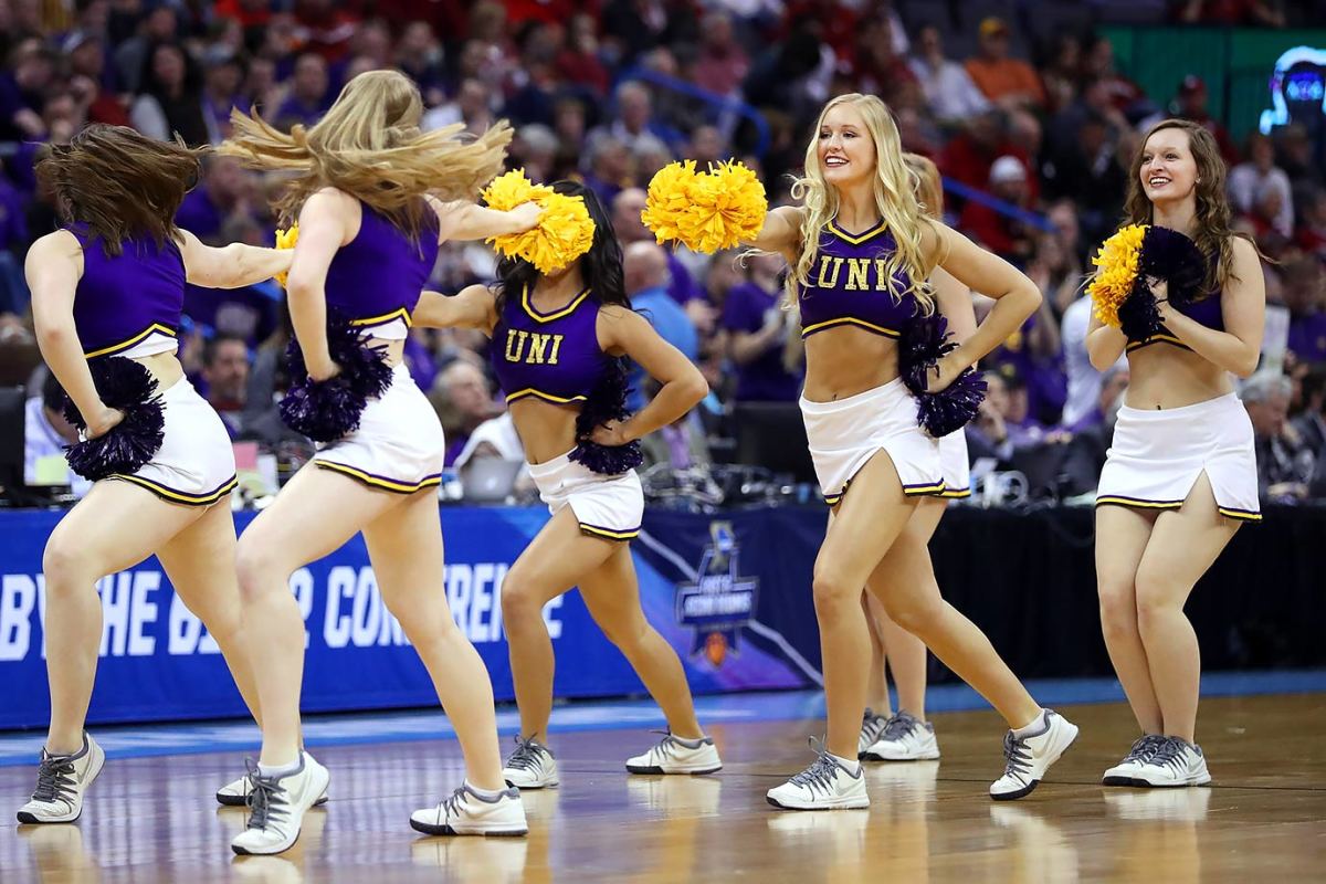 Northern-Iowa-cheerleaders-516743142.jpg