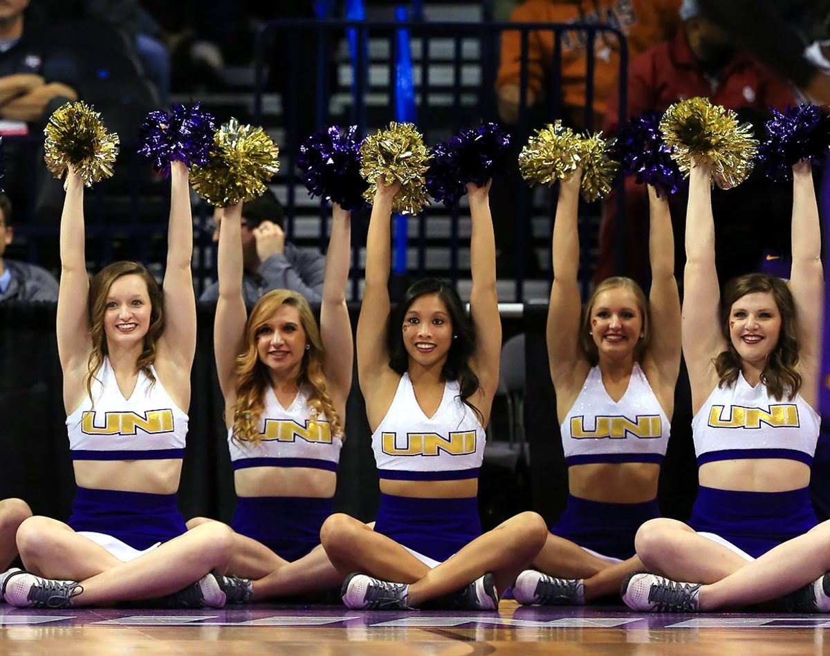 Northern-Iowa-cheerleaders-516433296.jpg