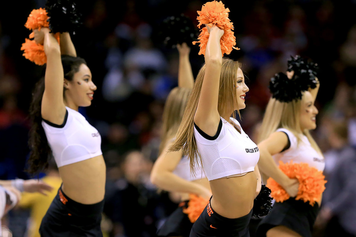 Oregon-State-cheerleaders-516351230.jpg