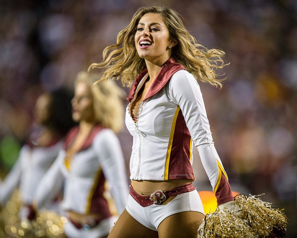 Washington-Redskins-cheerleaders-450r118160110025_Packers_at_Redskins.jpg