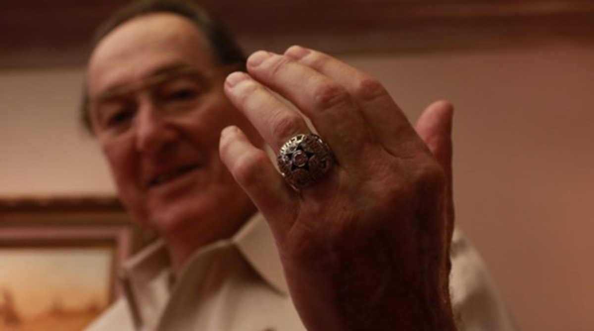 Former Cowboys great Chuck Howley talked Super Bowl predictions and showed off his Super Bowl XI ring.