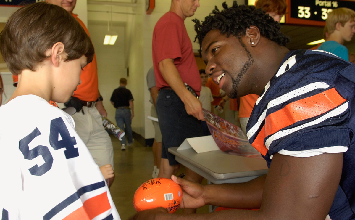 Groves with a young Auburn fan.