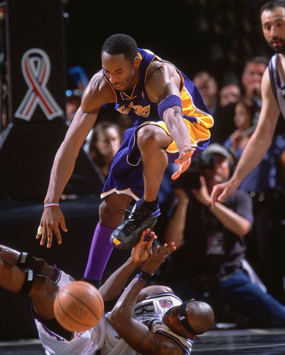 2002-0602-Kobe-Bryant-Bobby-Jackson-Game-7-001254203.jpg