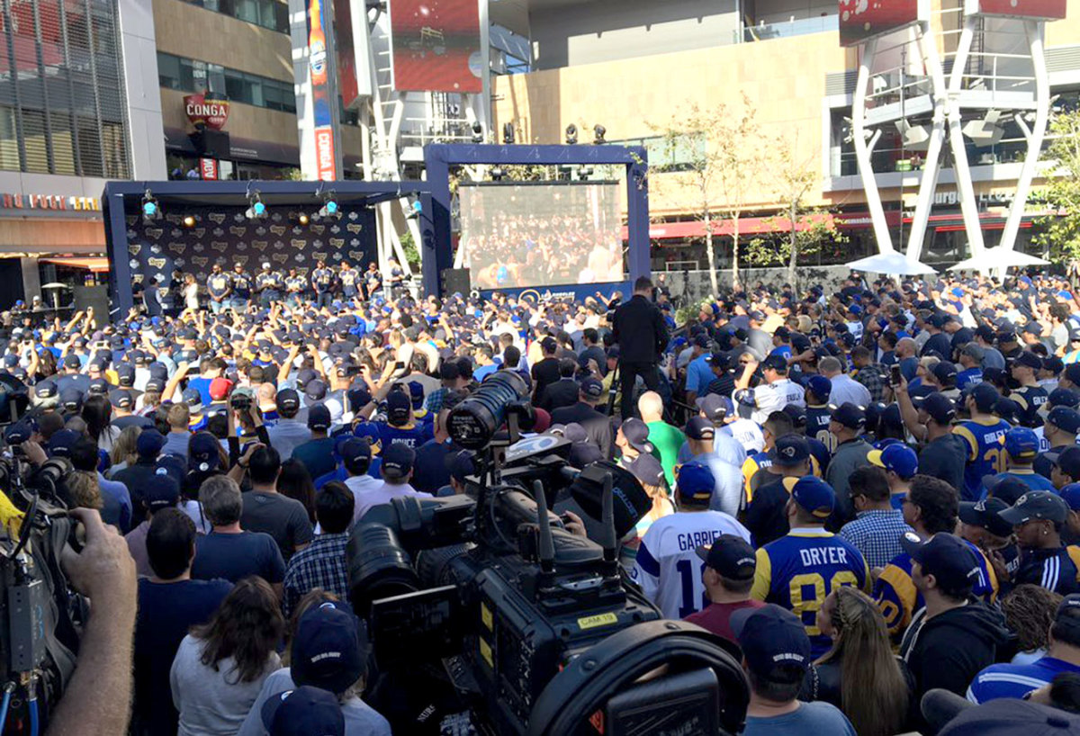 New Rams fans and old—and maybe even a few former players—turned up for the outdoor viewing party at L.A. Live.