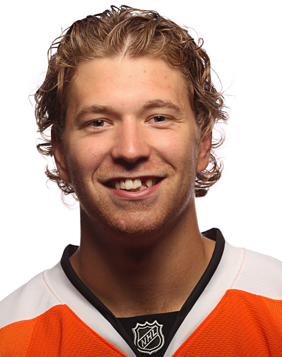 Claude-Giroux-toothless-smile-077976839.jpg