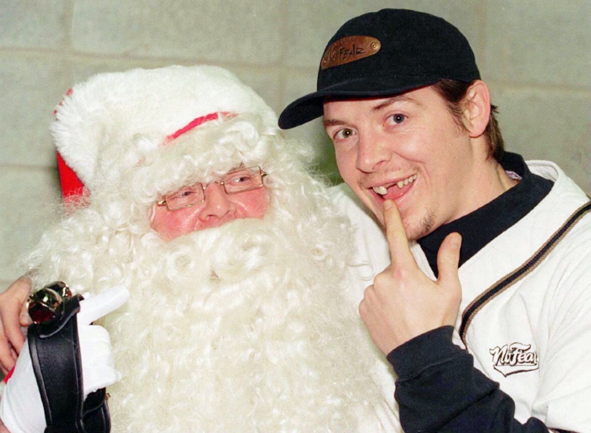 Theo-Fleury-toothless-smile-Santa-Claus.jpg