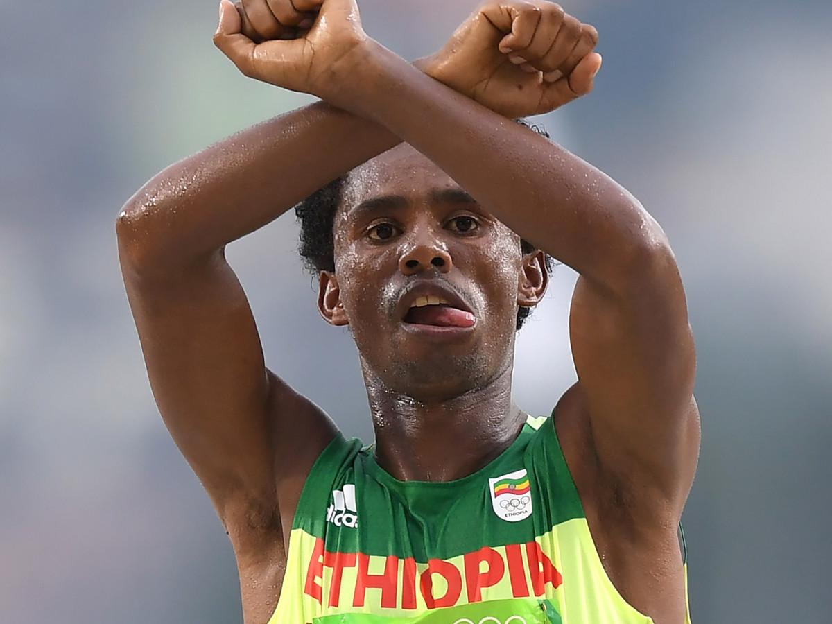 feyisa-lilesa-rio-2016-protest.jpg