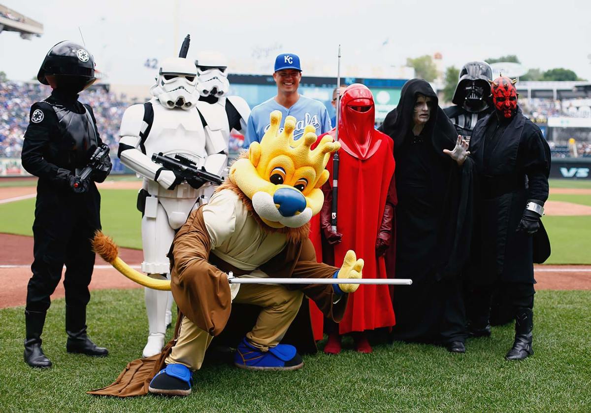 2015-0809-Jeremy-Guthrie-Royals-mascot-Sluggerrr-Star-Wars.jpg