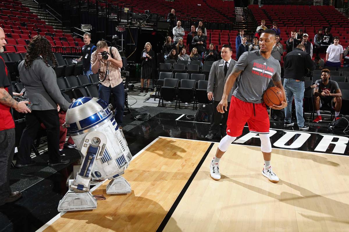2015-1214-Damian-Lillard-R2-D2.jpg