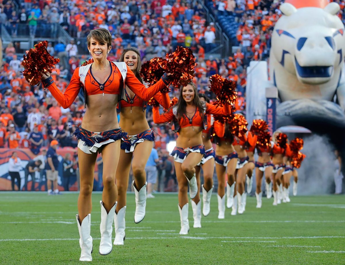 Denver-Broncos-cheerleaders-AP_645207769821.jpg