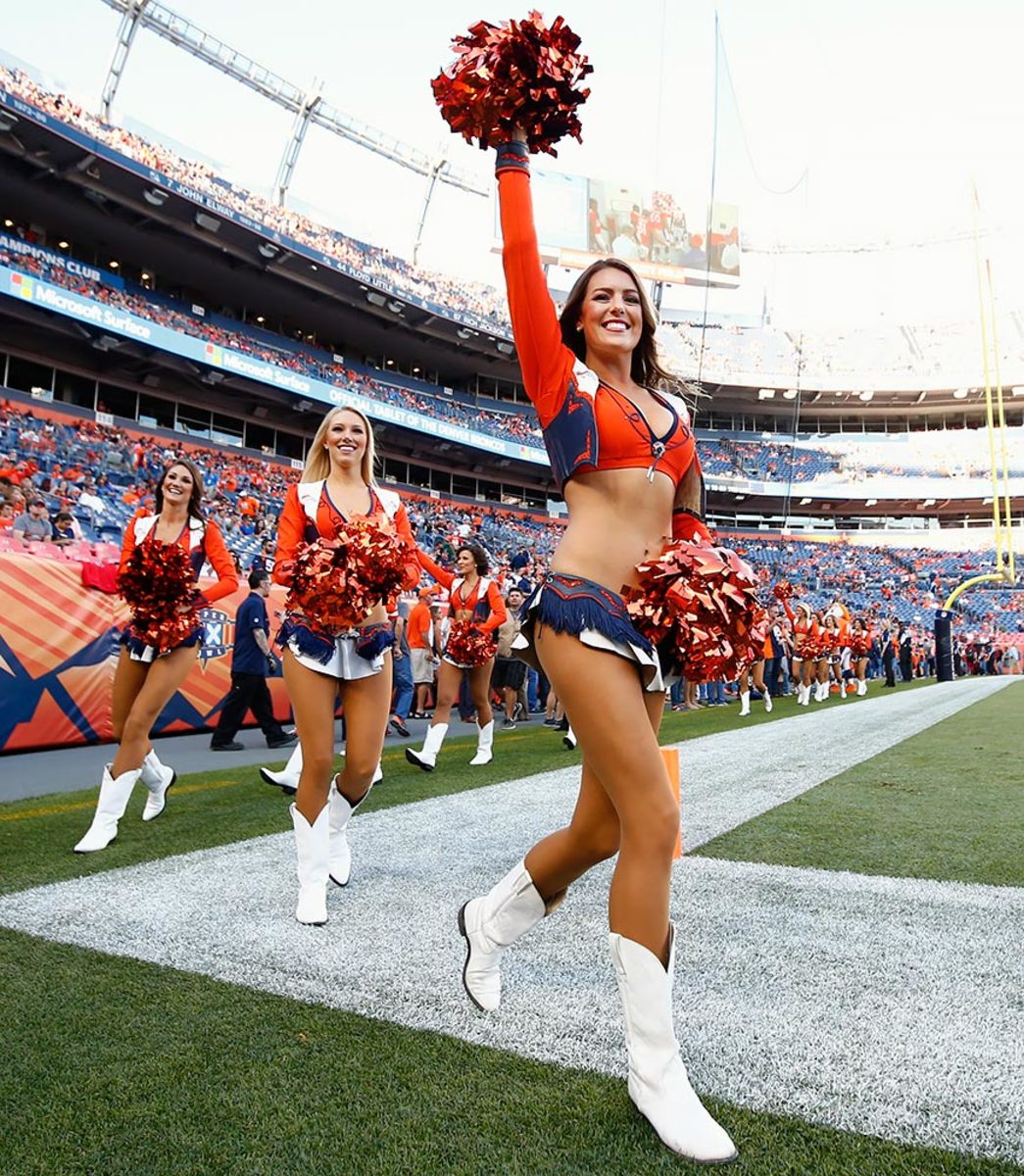 Denver-Broncos-cheerleaders-AP_789234791504.jpg