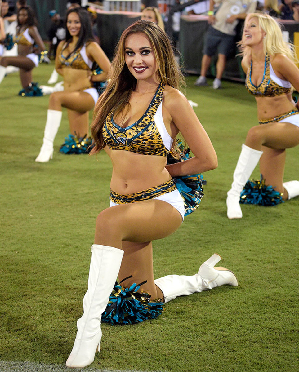 Jacksonville-Jaguars-ROAR-cheerleaders-AP_123209136357.jpg