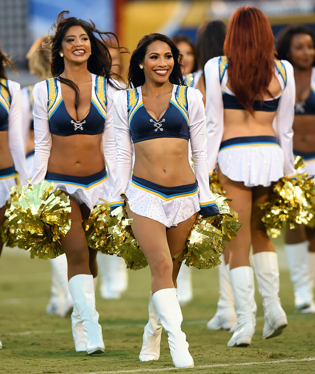 San-Diego-Chargers-cheerleaders-0071608196565_Cardinals_at_Chargers.jpg
