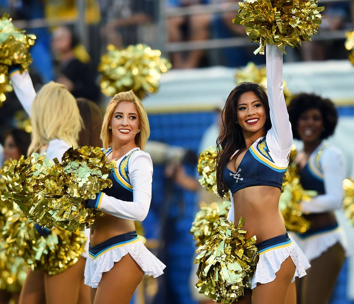 San-Diego-Chargers-cheerleaders-0071608196573_Cardinals_at_Chargers.jpg