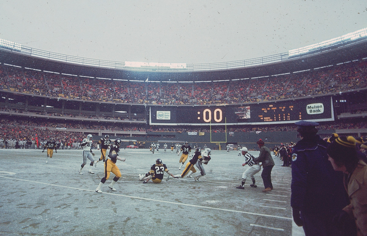 Lambert (58) had Kwalick (89) covered on the final play of the AFC title game in January 1976.