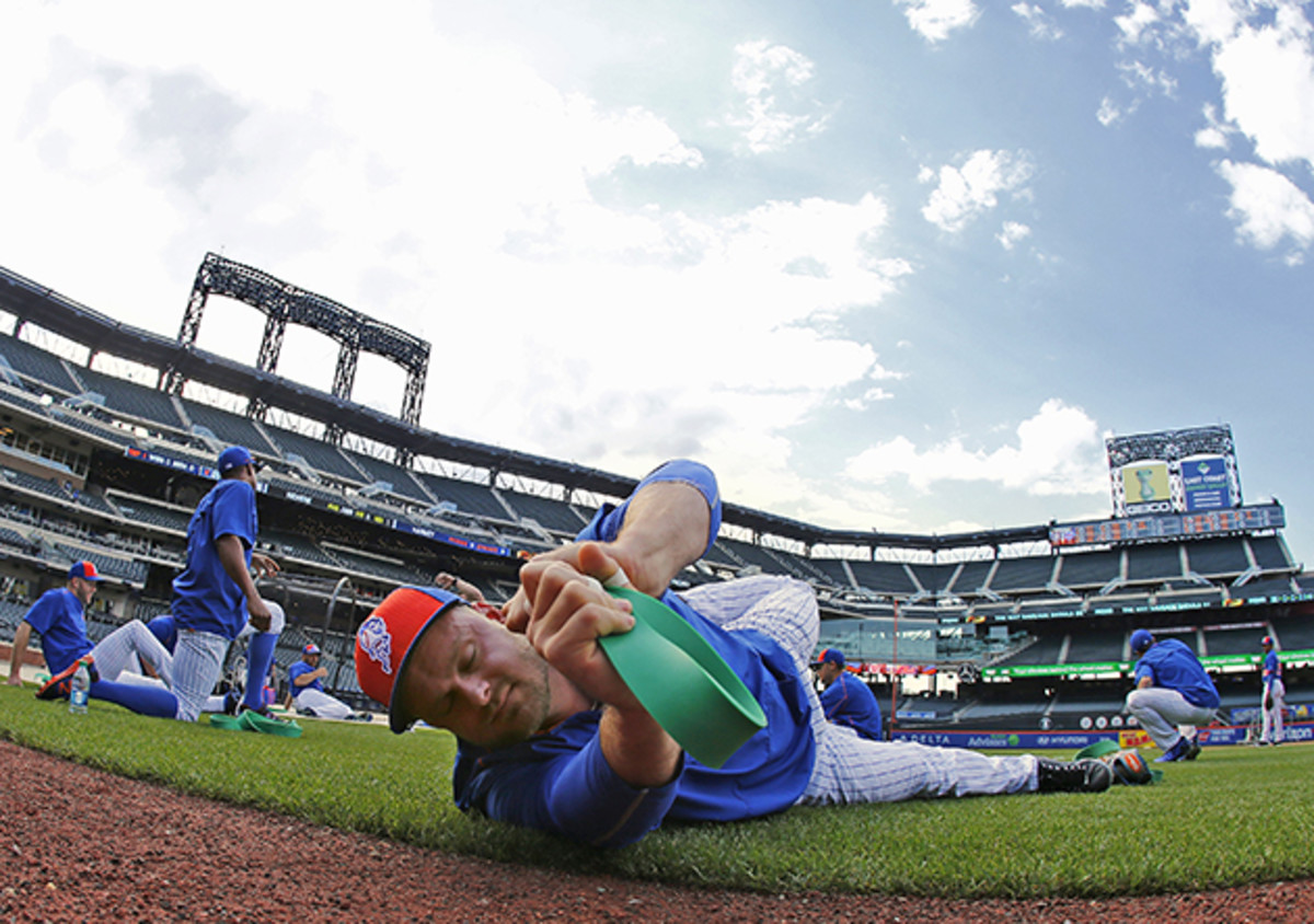 lucas-duda-stretching.jpg