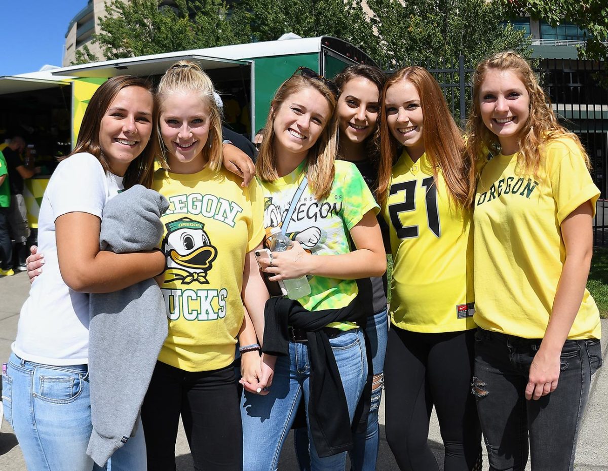 Oregon-fans-CHB1609030053_UCDavis_at_Oregon.jpg