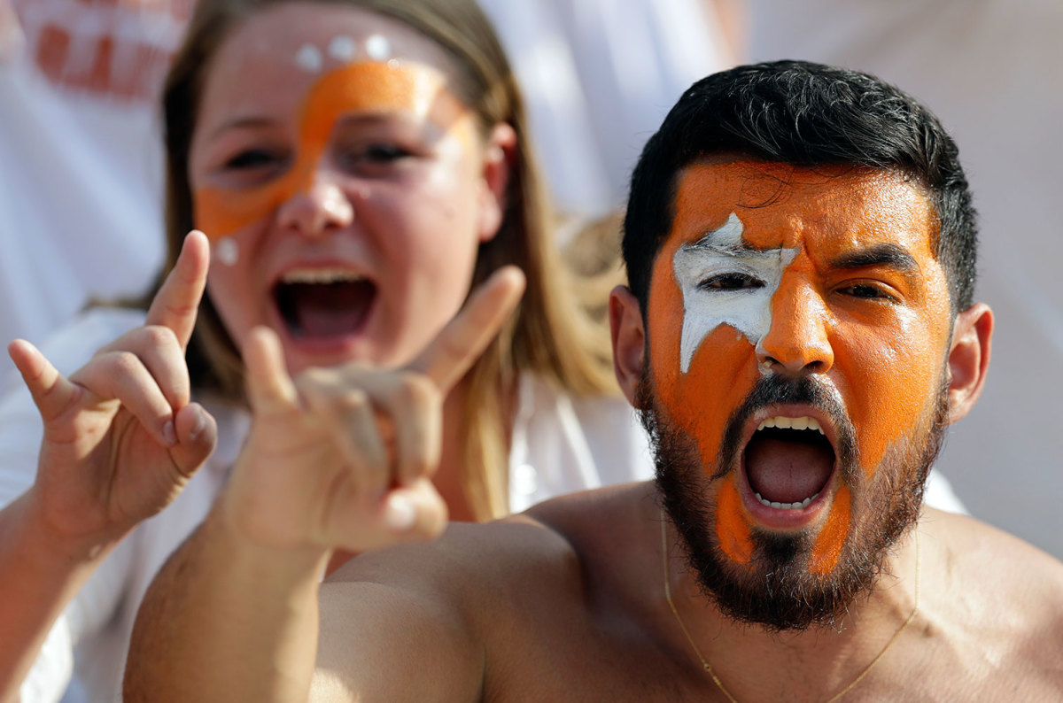 Texas-fans-be1476689de341c0a78805a03c29f582-0.jpg