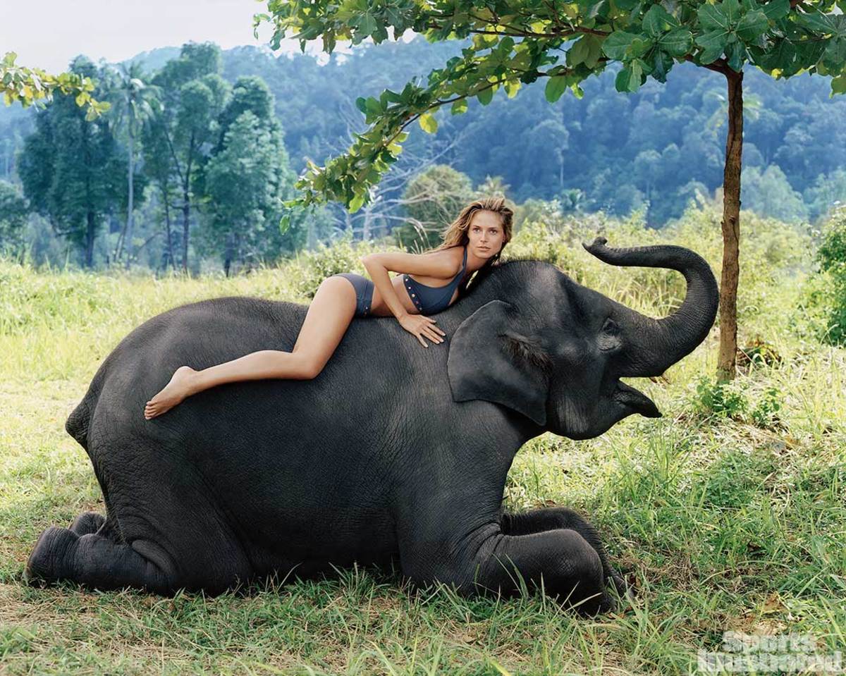 2000-Heidi-Klum-elephant-001230483.jpg