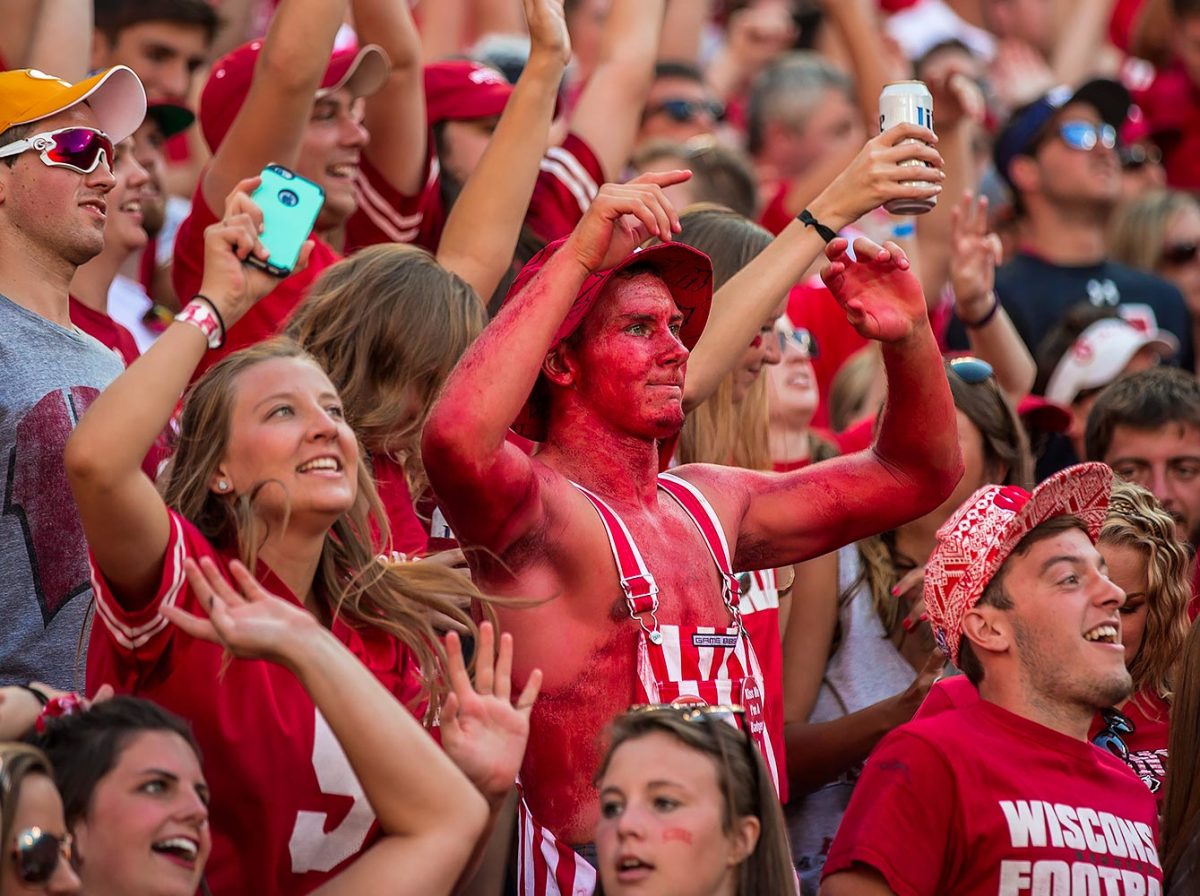 Wisconsin-fans-CCL160903026_LSU_vs_Wisconsin.jpg