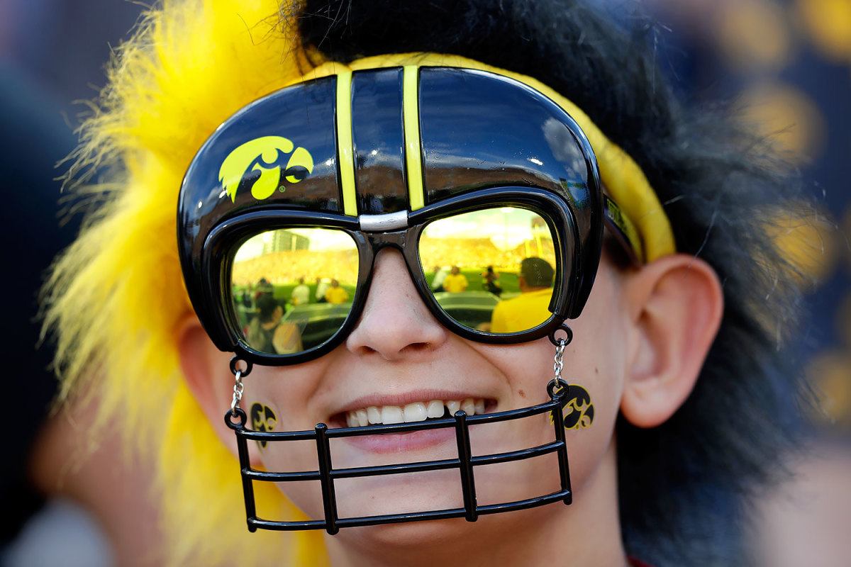 Iowa-fans-7ee4b75583144629bb8430abfef5df27-0.jpg