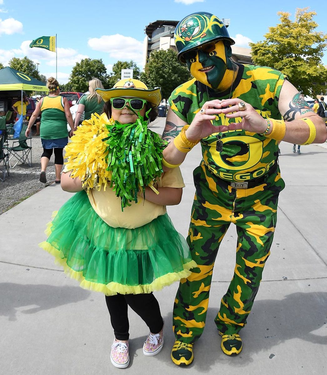Oregon-fans-CHB1609030100_UCDavis_at_Oregon.jpg