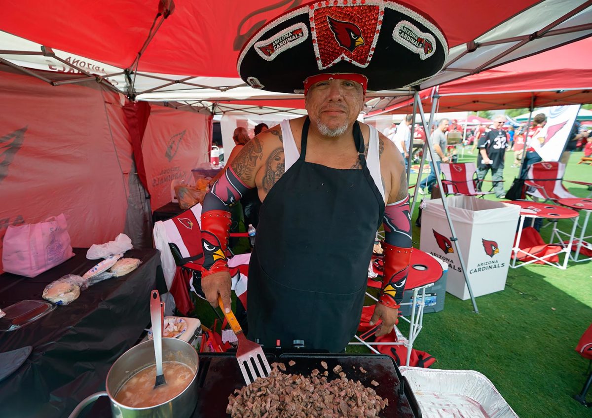 Arizona-Cardinals-fans-tailgating-SI571_TK1_0334.jpg