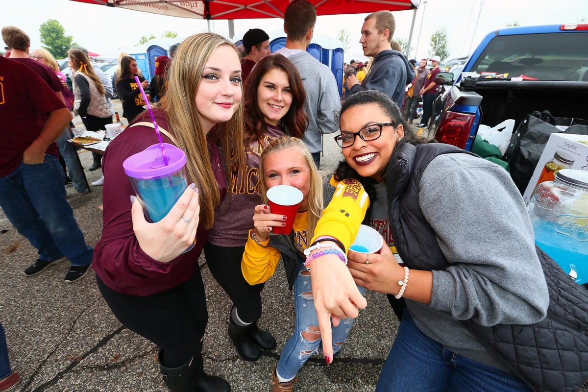 Central-Michigan-fans-tailgating-SI573_TK1_00133.jpg