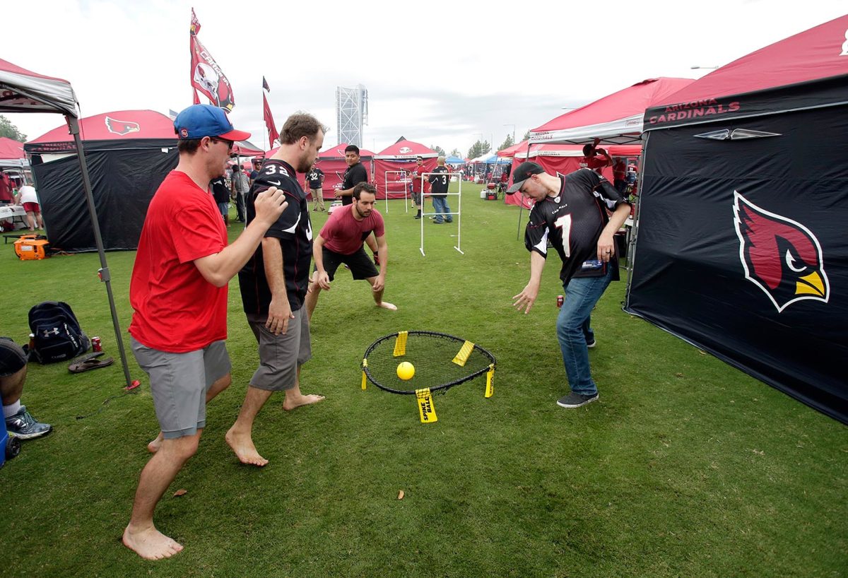Arizona-Cardinals-fans-tailgating-06b0b0a5f6a444f19a6ae120a49f2ab5-0.jpg