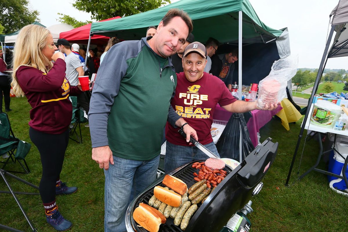 Central-Michigan-fans-tailgating-SI573_TK1_00013.jpg