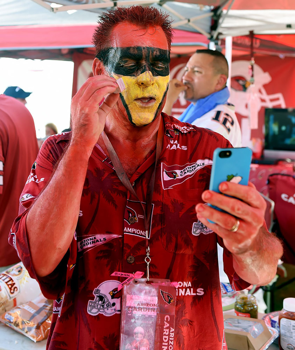 Arizona-Cardinals-fans-tailgating-603134116.jpg