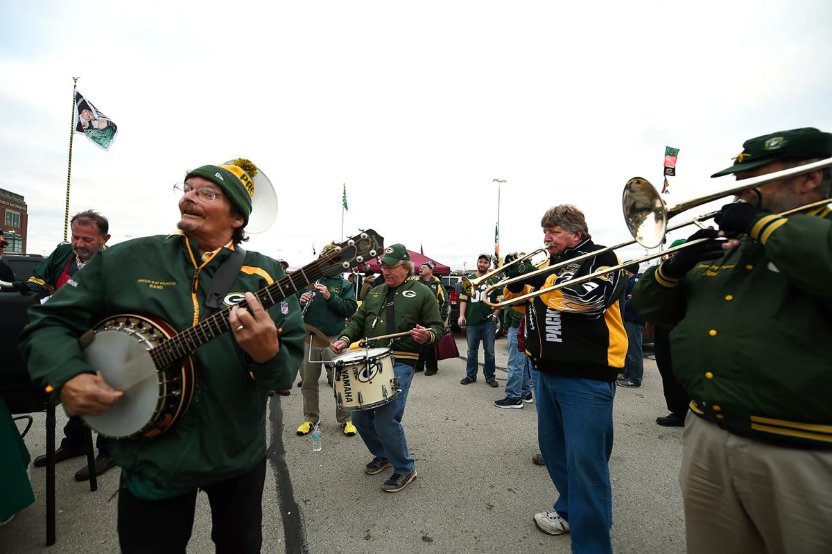 Green-Bay-Packersfans-tailgating-615930324.jpg