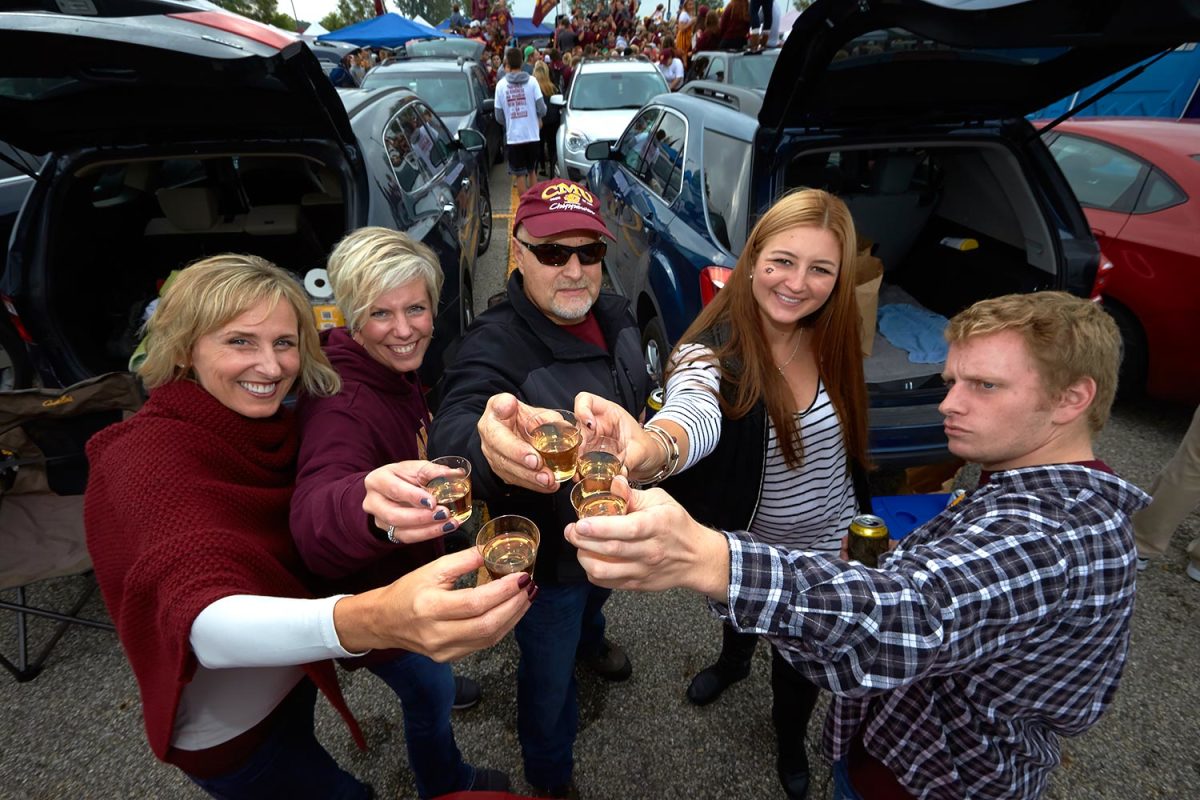 Central-Michigan-fans-tailgating-SI573_TK1_00091.jpg