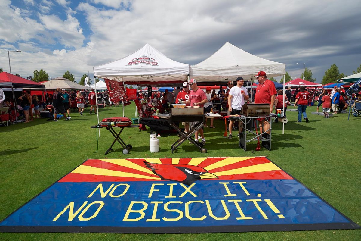Arizona-Cardinals-fans-tailgating-SI571_TK1_0325.jpg