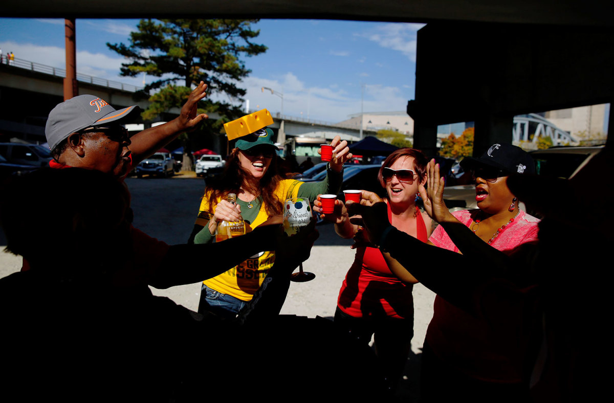 Atlanta-Falcons-Green-Bay-Packers-fans-tailgating-SI-599_TK1_00247.jpg