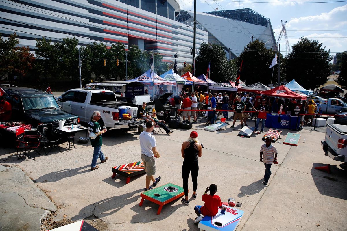 Atlanta-Falcons-fans-tailgating-SI-599_TK1_00117.jpg