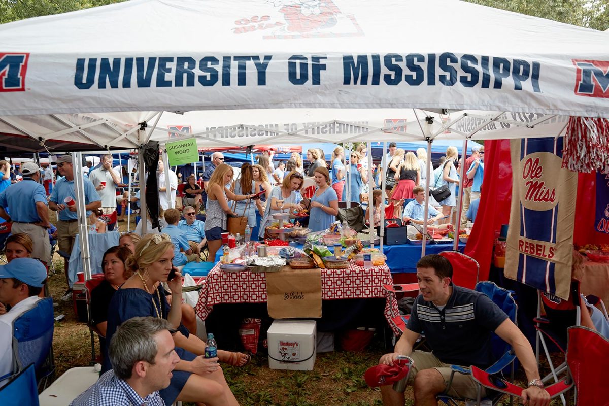 Ole-Miss-fans-tailgating-SI-555_TK1_00005.jpg