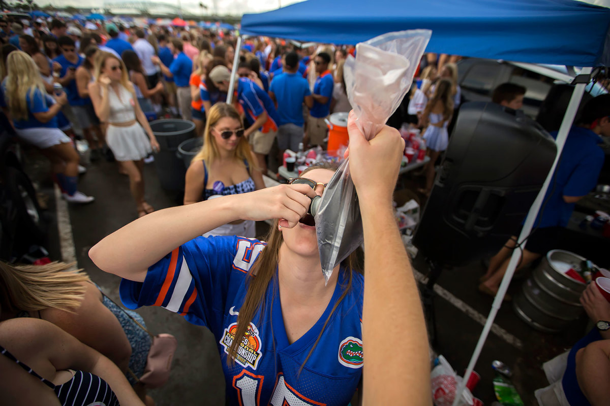 Florida-fans-tailgating-50352f8f0d8649489327f89802597c1c-0.jpg