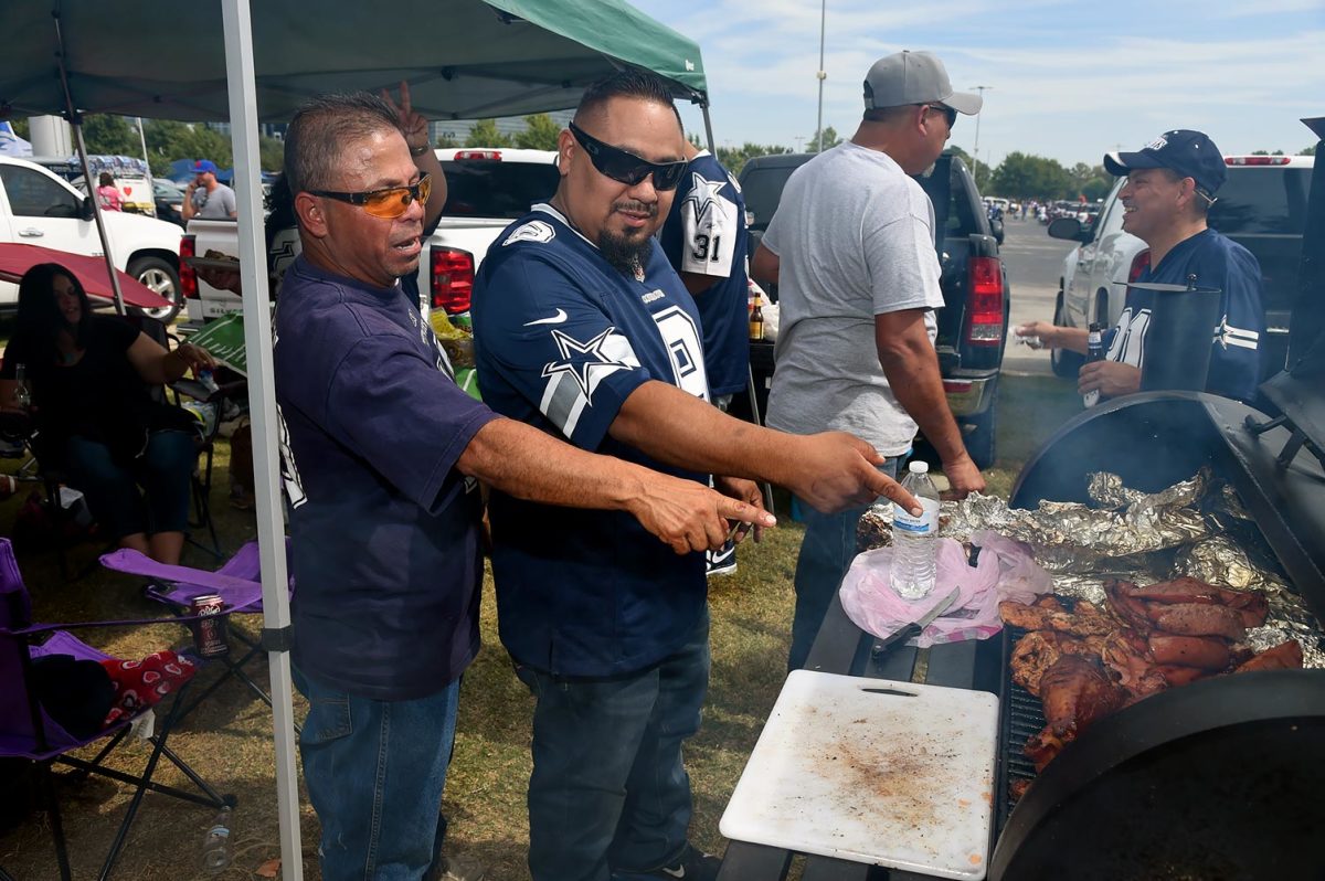 Dallas-Cowboys-fans-tailgating-SI579_TK1_00487.jpg