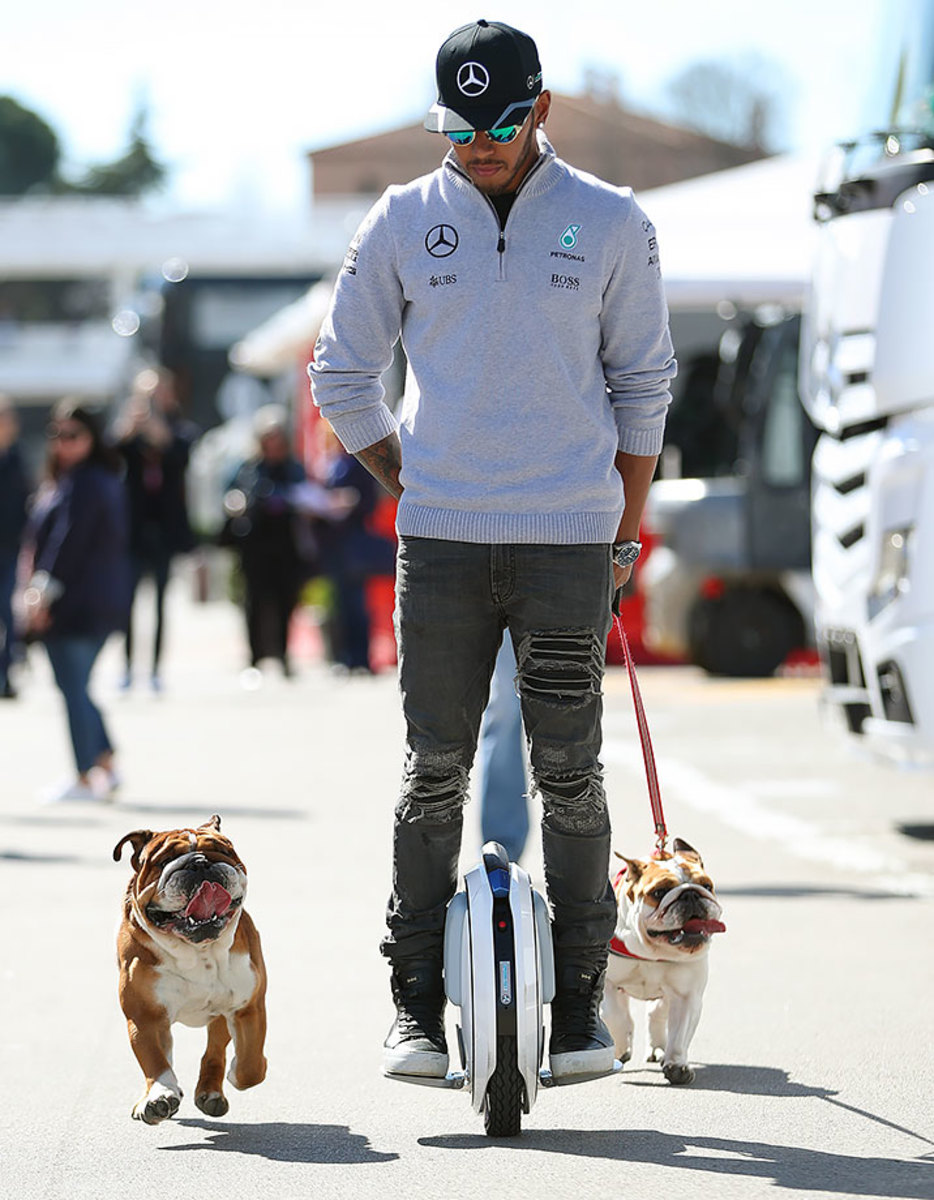 2016-0229-Lewis-Hamilton-dogs-Roscoe-Coco.jpg