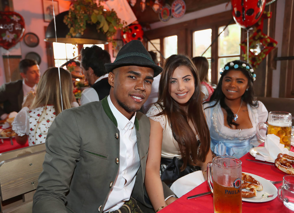 2016-Bayern-Munich-Oktoberfest-Douglas-Costa-wife-Louisa-Ramos-611947914.jpg