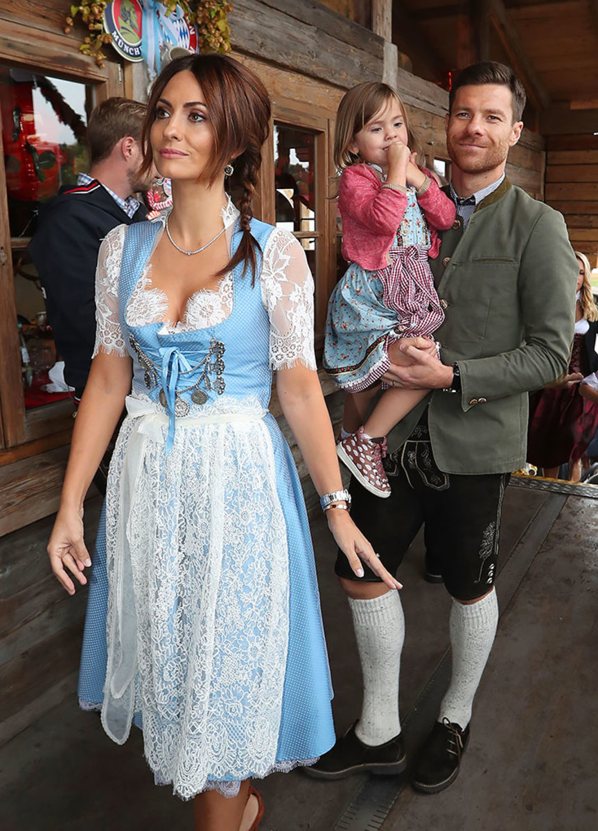 2016-Bayern-Munich-Oktoberfest-Xabi-Alonso-wife-Nagore-daughter-Emma-611947638.jpg